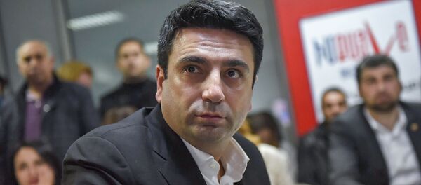 Кандидат от блока Мой шаг Ален Симонян следит за онлайн трансляцией подсчета голосов досрочных выборов в НС РА (9 декабря 2018). Еревaн Кандидат от блока Мой шаг Ален Симонян следит за онлайн трансляцией подсчета голосов досрочных выборов в НС РА (9 декабря 2018). Еревaн - Sputnik Армения