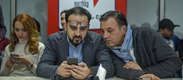 Кандидаты от блока Мой Шаг следят за онлайн трансляцией подсчета голосов досрочных выборов в НС РА (9 декабря 2018). Еревaн Кандидаты от блока Мой Шаг следят за онлайн трансляцией подсчета голосов досрочных выборов в НС РА (9 декабря 2018). Еревaн - Sputnik Армения
