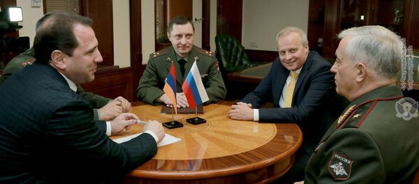 Посол РФ в РА Сергей Копыркин представил и.о. министра обороны Давиду Тонояну нового военного атташе (10 декабря 2018). Еревaн Посол РФ в РА Сергей Копыркин представил и.о. министра обороны Давиду Тонояну нового военного атташе (10 декабря 2018). Еревaн - Sputnik Армения