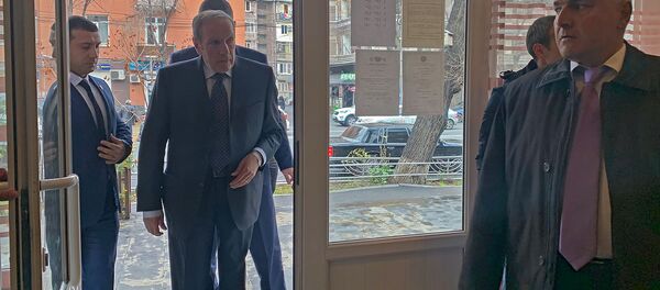 Первый президент Армении Левон Тер-Петросян входит в избирательный участок (9 декабря 2018). Еревaн - Sputnik Արմենիա