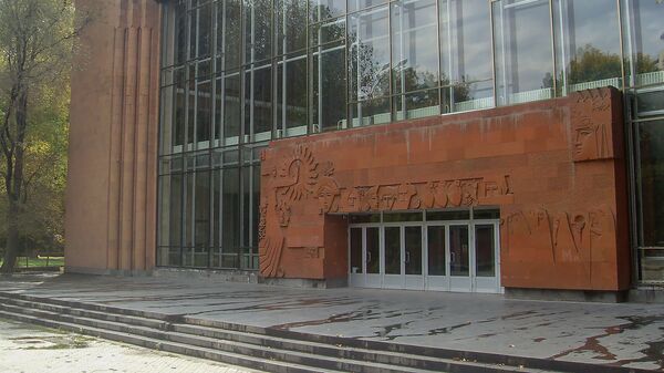 Здание драматического театра име Сундукяна. Архивное фото - Sputnik Армения