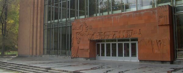 Здание драматического театра имени Сундукяна. Архивное фото - Sputnik Армения