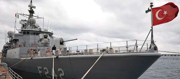 Турецкие моряки установили швартовные линии на борту турецкого фрегата TCG Fatih (F-242) вскоре после захода в порт (2 июня 2014). Сицилия - Sputnik Армения