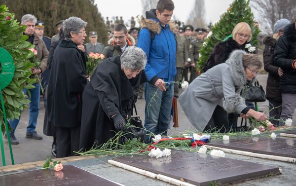 Երկրաշարժից հետո կործանված հարավսլավական օդանավի օդաչուների և անձնակազմի հիշատակին նվիրված արարողություն - Sputnik Արմենիա
