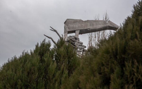 Երկրաշարժից հետո կործանված հարավսլավական օդանավի օդաչուների և անձնակազմի հիշատակին նվիրված արարողություն - Sputnik Արմենիա