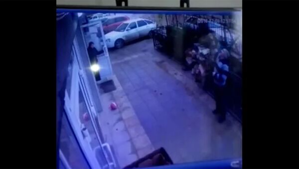 Прохожие поймали девочку, упавшую с 5 этажа - Sputnik Армения