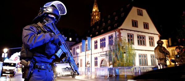 Силы безопасности охраняют район, где разыскивается подозреваемый в стрельбе на рождественской ярмарке (11 декабря 2018). Страсбург, Франция - Sputnik Армения