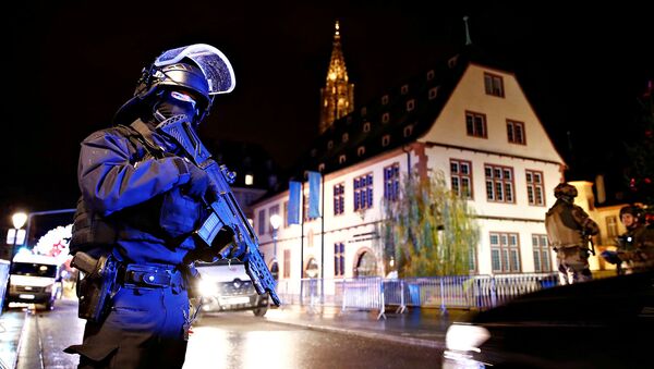 Силы безопасности охраняют район, где разыскивается подозреваемый в стрельбе на рождественской ярмарке (11 декабря 2018). Страсбург, Франция - Sputnik Արմենիա
