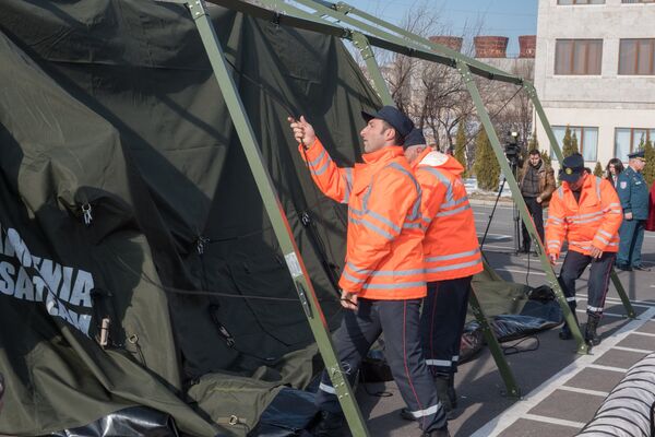 Փրկարարները տեղադրում են վրանը Փրկարարները տեղադրում են վրանը - Sputnik Армения