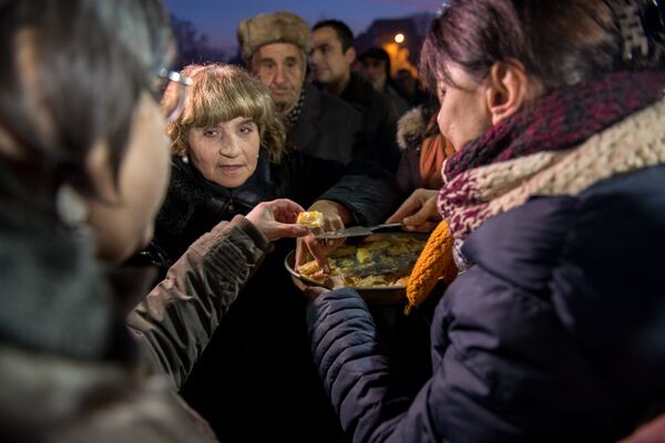 Митингующиеся угощаются пирогом Митингующиеся угощаются пирогом - Sputnik Армения
