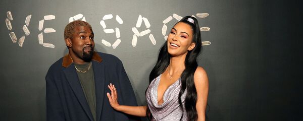 Ким Кардашьян и Канье Уэст перед посещением презентации Versace (2 декабря 2018). Нью-Йорк Ким Кардашьян и Канье Уэст перед посещением презентации Versace (2 декабря 2018). Нью-Йорк - Sputnik Армения