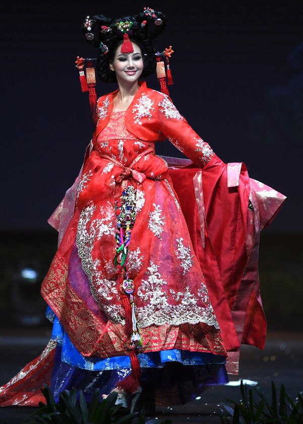 Представительница Южной Кореи во время показа национальных костюмов в рамках конкурса Мисс Вселенная 2018 в Таиланде - Sputnik Армения