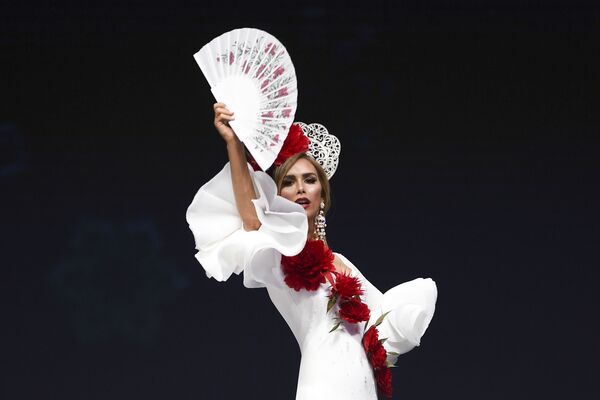 Представительница Испании во время показа национальных костюмов в рамках конкурса Мисс Вселенная 2018 в Таиланде - Sputnik Армения