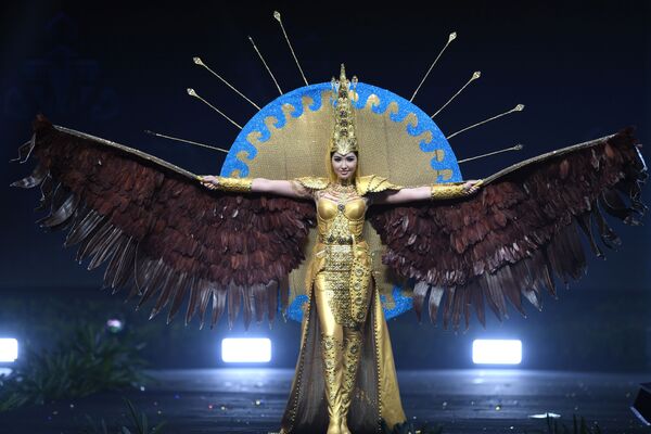 Представительница Казахстана во время показа национальных костюмов в рамках конкурса Мисс Вселенная 2018 в Таиланде - Sputnik Армения