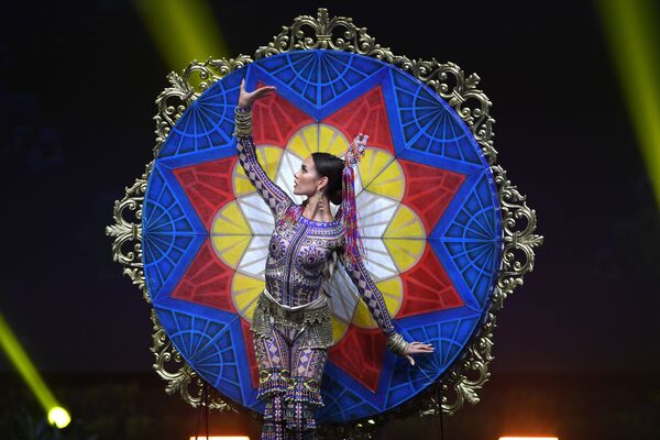Представительница Филиппин во время показа национальных костюмов в рамках конкурса Мисс Вселенная 2018 в Таиланде - Sputnik Армения