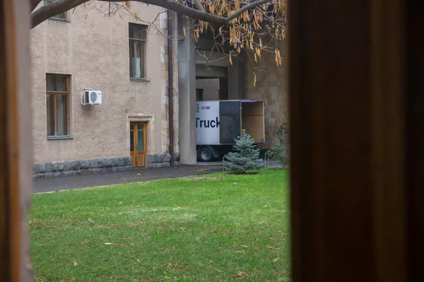 Ковровая дорожка расстелена: в парламенте готовятся встретить новых депутатов Ковровая дорожка расстелена: в парламенте готовятся встретить новых депутатов - Sputnik Армения