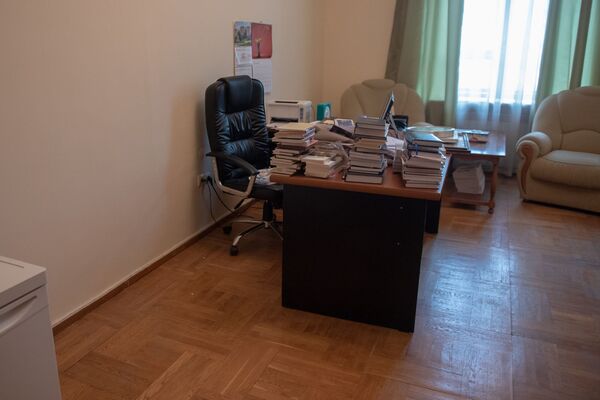 Чемоданное настроение в парламенте Армении, или Зачем уходить, если надо вернуться Чемоданное настроение в парламенте Армении, или Зачем уходить, если надо вернуться - Sputnik Армения