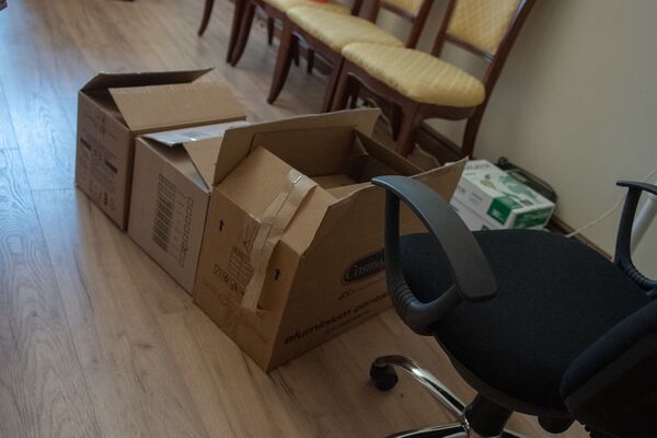 Чемоданное настроение в парламенте Армении, или Зачем уходить, если надо вернуться Чемоданное настроение в парламенте Армении, или Зачем уходить, если надо вернуться - Sputnik Армения