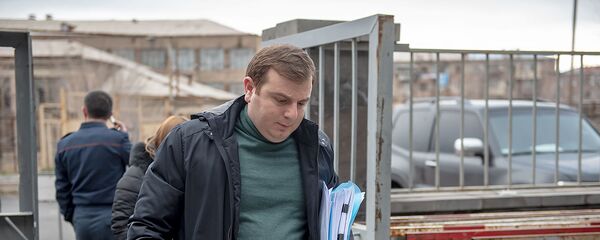 Адвокат Армена Геворгяна Эрик Алексанян перед зданием суда общей юрисдикции административного района Нор Норк (13 декабря 2018). Еревaн Адвокат Армена Геворгяна Эрик Алексанян перед зданием суда общей юрисдикции административного района Нор Норк (13 декабря 2018). Еревaн - Sputnik Армения