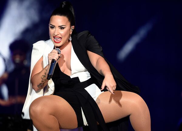 Американская певица Деми Ловато (Demi Lovato) выступает на сцене музыкального фестиваля Rock in Rio Lisboa в парке Bela Vista (24 июня 2018). Лиссабон - Sputnik Армения