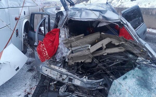 Трагическая авария автобуса и легкового автомобиля в Сюнике - Sputnik Армения