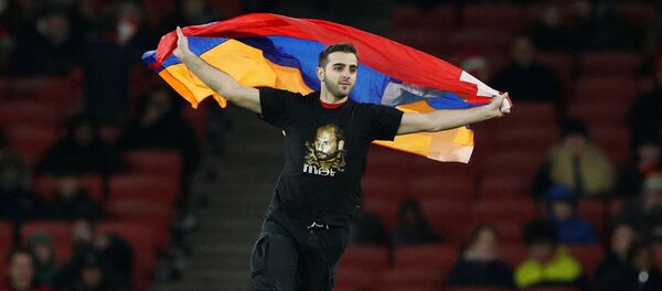 Болельщик Арсенала выбежал на поле с флагом Карабаха во время игры Арсенала с азербайджанским клубом - Sputnik Արմենիա