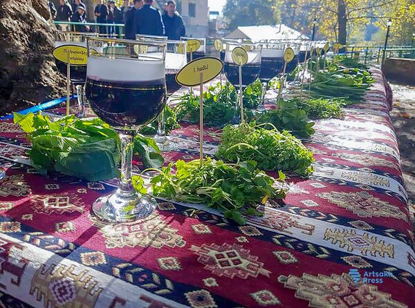 В Карабахе испекли 3-метровый женгялов хац и попали в Книгу рекордов В Карабахе испекли 3-метровый женгялов хац и попали в Книгу рекордов - Sputnik Армения