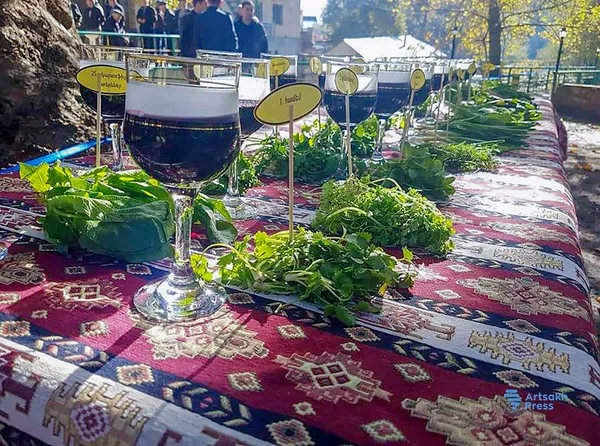 В Карабахе испекли 3-метровый женгялов хац и попали в Книгу рекордов В Карабахе испекли 3-метровый женгялов хац и попали в Книгу рекордов - Sputnik Армения