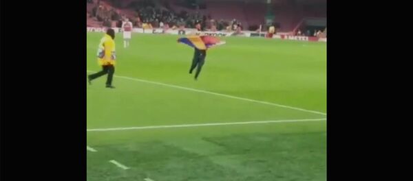 Ցնցող քայլը. «Արսենալ»-«Ղարաբաղ» մրցավեճում Արցախի դրոշով դուխով հայը մտել է մարզադաշտ Ցնցող քայլը. «Արսենալ»-«Ղարաբաղ» մրցավեճում Արցախի դրոշով դուխով հայը մտել է մարզադաշտ - Sputnik Արմենիա