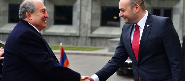 Встреча президента Армении Армена Саркисяна и премьер-министра Грузии Мамуки Бахтадзе (17 декабря 2018). Тбилиси - Sputnik Армения