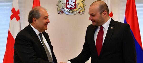 Встреча президента Армении Армена Саркисяна и премьер-министра Грузии Мамуки Бахтадзе (17 декабря 2018). Тбилиси Встреча президента Армении Армена Саркисяна и премьер-министра Грузии Мамуки Бахтадзе (17 декабря 2018). Тбилиси - Sputnik Армения