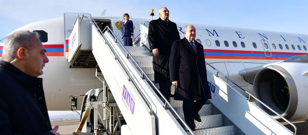 Делегация Армении во главе с президентом Арменом Саркисяном прибывают с официальным визитом в Грузию (16 декабря 2018). Тбилиси Делегация Армении во главе с президентом Арменом Саркисяном прибывают с официальным визитом в Грузию (16 декабря 2018). Тбилиси - Sputnik Армения