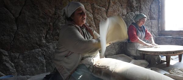 Изготовление армянского традиционного лаваша в печи Изготовление армянского традиционного лаваша в печи - Sputnik Армения