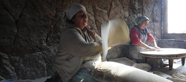 Հայկական ավանդական թոնրի լավաշի պատրաստումն առանց գազի Հայկական ավանդական թոնրի լավաշի պատրաստումն առանց գազի - Sputnik Արմենիա