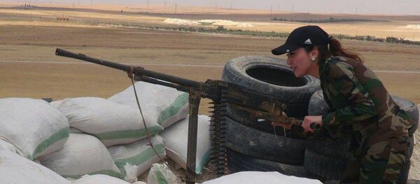 40-летняя Сливия Кури (Sliviya Kuri)примкнула к батальону народного ополчения, воюющего в провинции Хасаке против ИГ 40-летняя Сливия Кури (Sliviya Kuri)примкнула к батальону народного ополчения, воюющего в провинции Хасаке против ИГ - Sputnik Армения