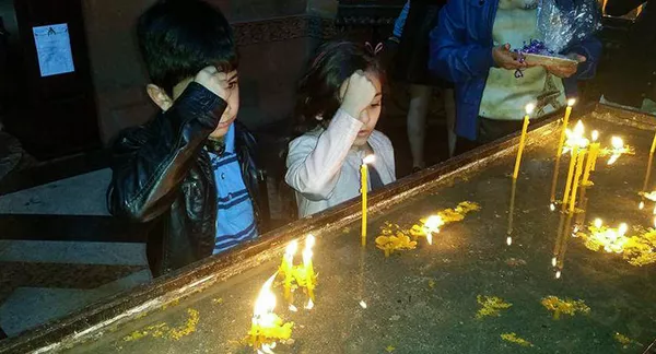 Ованнес с сестрой зажгли свечу в церкви в праздник святого Иоанна Крестителя Ованнес с сестрой зажгли свечу в церкви в праздник святого Иоанна Крестителя - Sputnik Армения