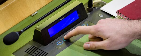 Один из делегатов голосует по проекту резолюции на заседании Генеральной Ассамблеи ООН - Sputnik Армения