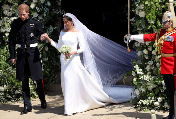 Принц Гарри и Меган Маркл во время свадебной церемонии в часовне Св. Георгия в Виндзорском замке - Sputnik Армения