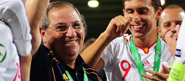 Тренер Испании Хинес Мелендес с трофеем чемпионата Европы УЕФА (до 19 лет) сезона 2010/2011 (1 августа 2011). Кьяйна, Румыния - Sputnik Արմենիա