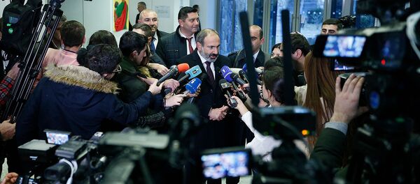 И.о. премьер-министра Никол Пашинян ответил на вопросы журналистов перед встречей с участниками программы НерУж (19 декабря 2018). Дилижан И.о. премьер-министра Никол Пашинян ответил на вопросы журналистов перед встречей с участниками программы НерУж (19 декабря 2018). Дилижан - Sputnik Արմենիա