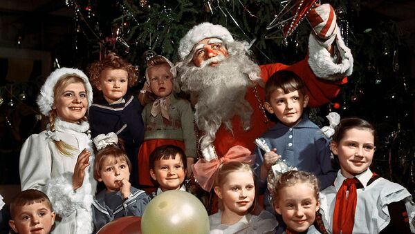 Дед Мороз и Снегурочка с детьми на новогодней елке (30 декабря 1960). Москвa - Sputnik Армения