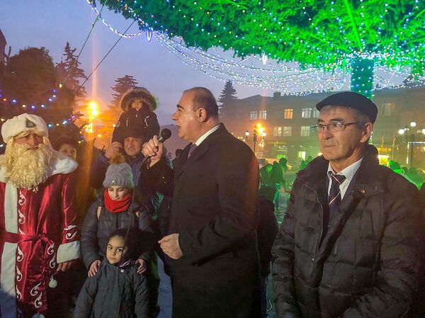 Երկրորդ քաղաքն առաջ ընկավ. Գյումրիում վառեցին տոնածառի լույսերը Երկրորդ քաղաքն առաջ ընկավ. Գյումրիում վառեցին տոնածառի լույսերը - Sputnik Արմենիա