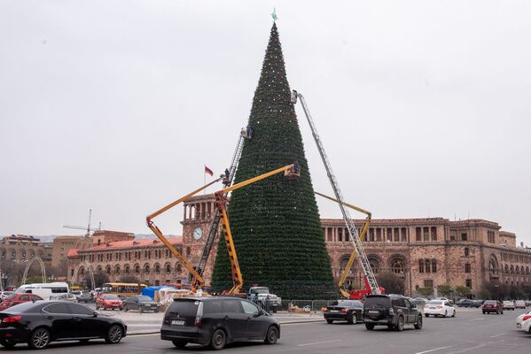 Установка главной новогодней елки Еревана - Sputnik Армения