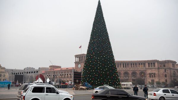 Установка главной новогодней елки Еревана - Sputnik Արմենիա