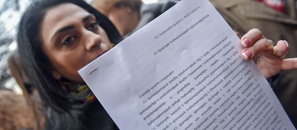 Сотрудник Минкульта Армении Татевик Сукиасян перед домом Правительства (21 декабря 2018). Еревaн - Sputnik Армения