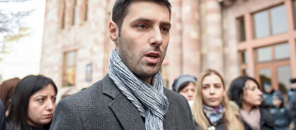 Начальник управления ведомства по вопросам армянских общин Ближнего и Среднего Востока Левон Антонян перед зданием Правительства (21 декабря 2018). Еревaн Начальник управления ведомства по вопросам армянских общин Ближнего и Среднего Востока Левон Антонян перед зданием Правительства (21 декабря 2018). Еревaн - Sputnik Արմենիա