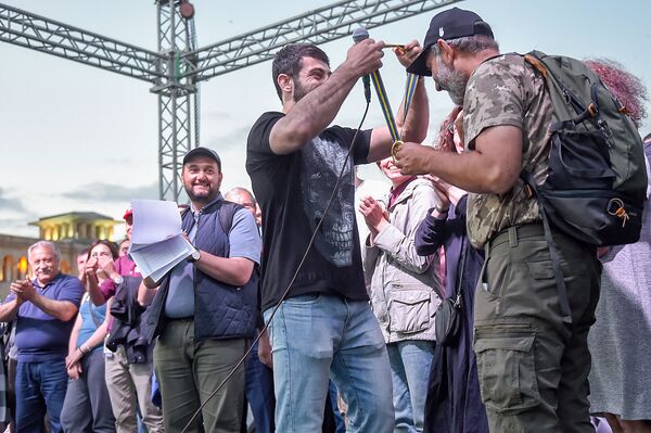 Фердинанд Карапетян передает медаль Николу Пашиняну во время митинга на площади Республики (2 мая 2018). Еревaн - Sputnik Армения