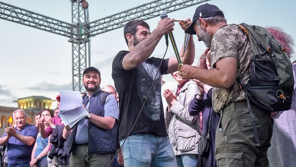 Фердинанд Карапетян передает медаль Николу Пашиняну во время митинга на площади Республики (2 мая 2018). Еревaн - Sputnik Արմենիա