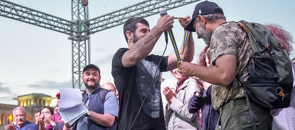 Фердинанд Карапетян передает медаль Николу Пашиняну во время митинга на площади Республики (2 мая 2018). Еревaн Фердинанд Карапетян передает медаль Николу Пашиняну во время митинга на площади Республики (2 мая 2018). Еревaн - Sputnik Արմենիա