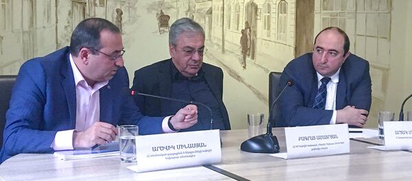 Арцвик Минасян, Баграт Асатрян и Артак Манукян на обсуждении по теме «Экономика Армении: текущая ситуация и перспективы экономической революции» (21 декабря 2018). Еревaн Арцвик Минасян, Баграт Асатрян и Артак Манукян на обсуждении по теме «Экономика Армении: текущая ситуация и перспективы экономической революции» (21 декабря 2018). Еревaн - Sputnik Армения